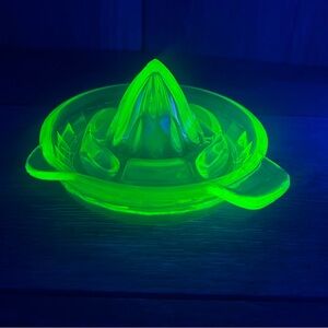 🟢 Vintage Uranium Glass Citrus Juicer – Glows Under UV Light!